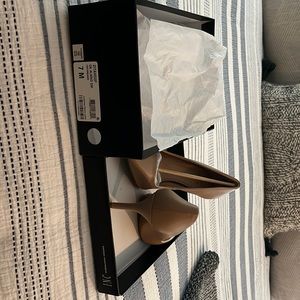 NIB INC pointy toed pump, size 7.